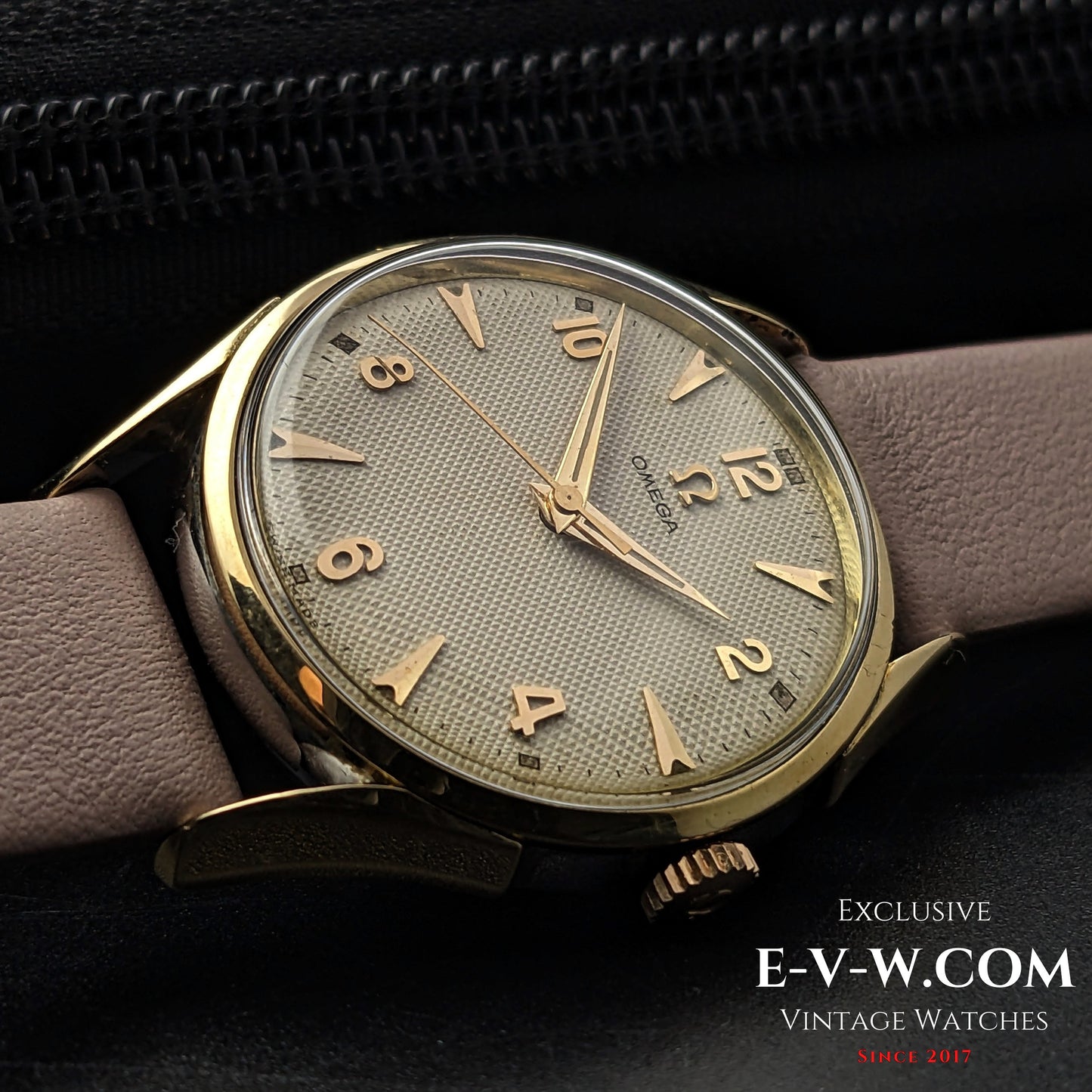 72 Years Old Vintage Omega Rare Guilloche-Honeucomb Dial Ref. 2667 4SC / Cal. 420 / Vintage 1952