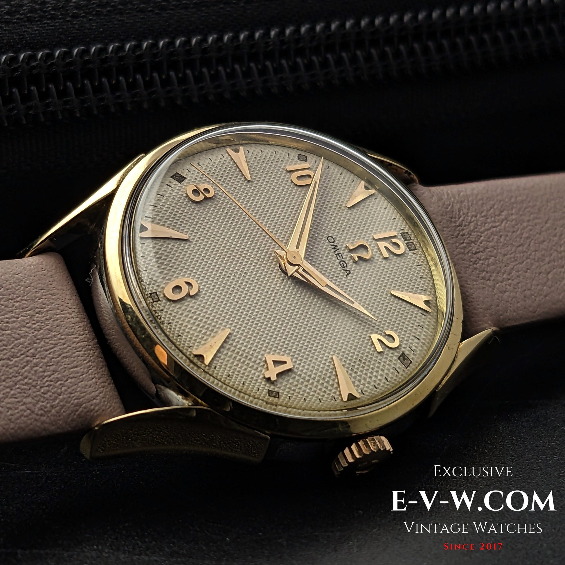 72 Years Old Vintage Omega Rare Guilloche-Honeucomb Dial Ref. 2667 4SC / Cal. 420 / Vintage 1952