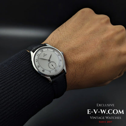 Montre Omega automatique à percussion de la Seconde Guerre mondiale, modèle 1944, datant de 1944 (79 ans) / Réf. 2374-3 / Calibre rare 30.10 RA PC, mécanisme conçu par Cherles Perregaux