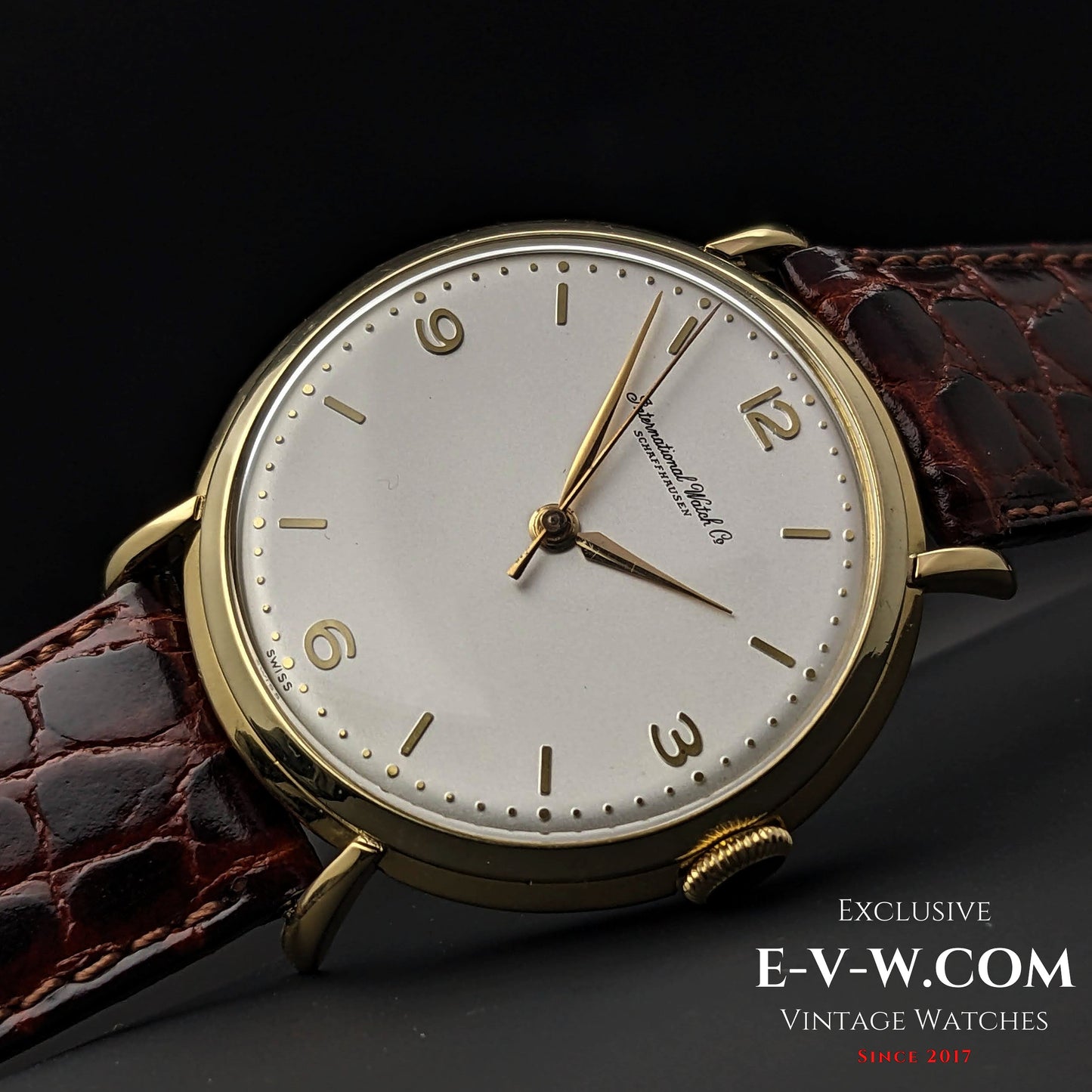 Montre IWC Schaffhausen vintage de 62 ans, en or 18 carats, avec anses en forme de crabe, calibre 89, millésime 1961.