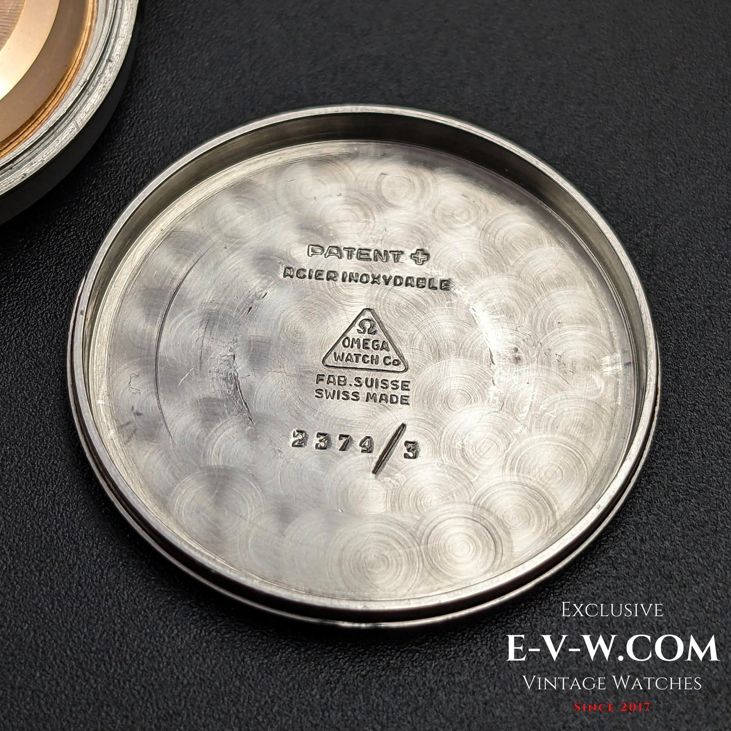 Montre Omega automatique à percussion de la Seconde Guerre mondiale, modèle 1944, datant de 1944 (79 ans) / Réf. 2374-3 / Calibre rare 30.10 RA PC, mécanisme conçu par Cherles Perregaux