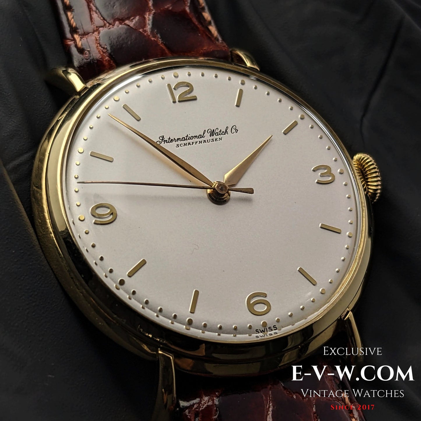 Montre IWC Schaffhausen vintage de 62 ans, en or 18 carats, avec anses en forme de crabe, calibre 89, millésime 1961.