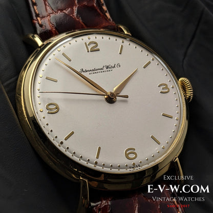 Montre IWC Schaffhausen vintage de 62 ans, en or 18 carats, avec anses en forme de crabe, calibre 89, millésime 1961.