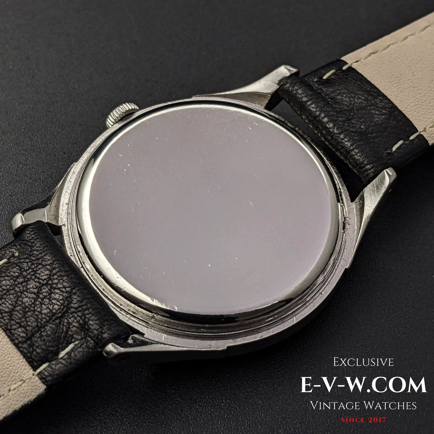 Montre Omega automatique à percussion de la Seconde Guerre mondiale, modèle 1944, datant de 1944 (79 ans) / Réf. 2374-3 / Calibre rare 30.10 RA PC, mécanisme conçu par Cherles Perregaux