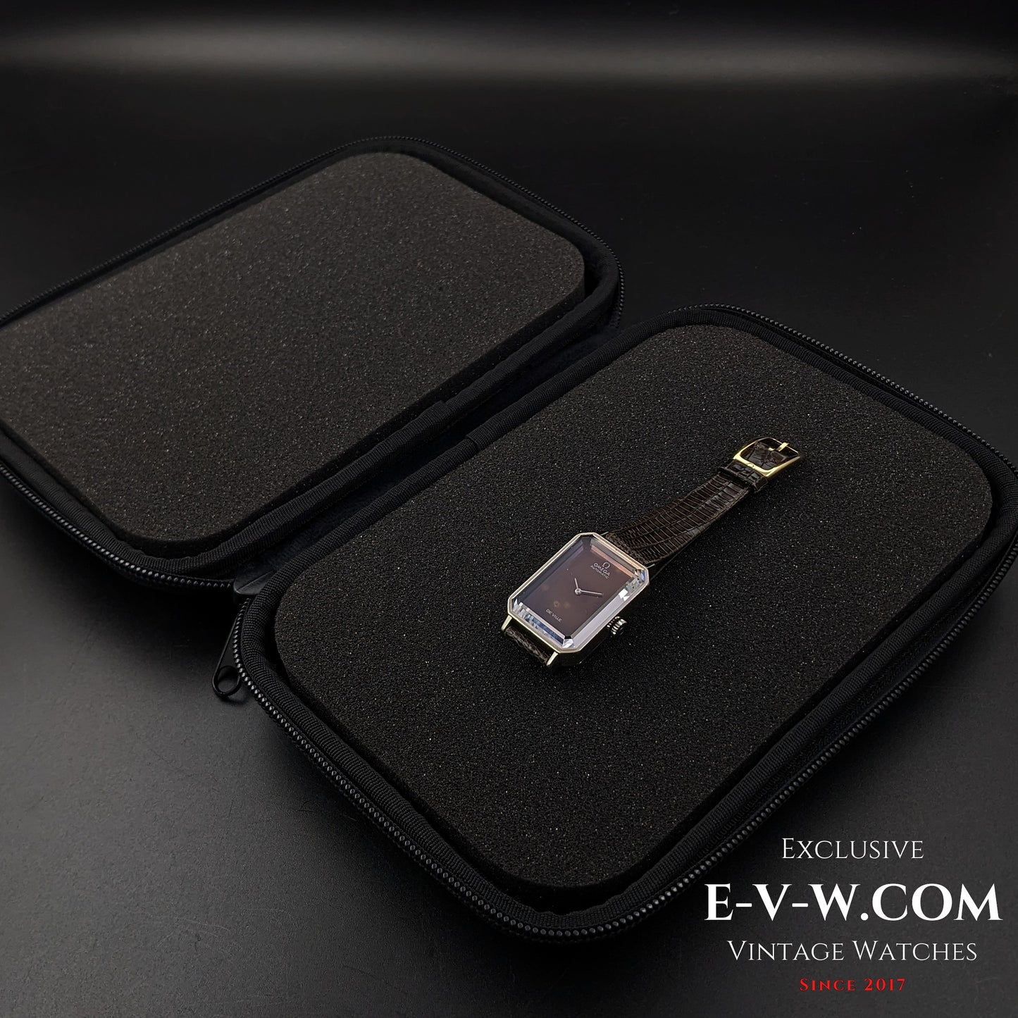 Montre Omegan Vintage de 56 ans, unique, en cristal de saphir taille émeraude, « collection d'Andrew Grim » / Vintage 1968