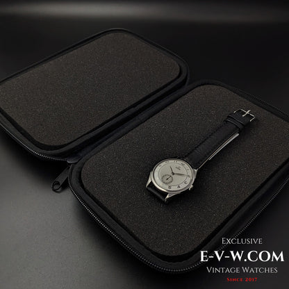 Montre Omega automatique à percussion de la Seconde Guerre mondiale, modèle 1944, datant de 1944 (79 ans) / Réf. 2374-3 / Calibre rare 30.10 RA PC, mécanisme conçu par Cherles Perregaux