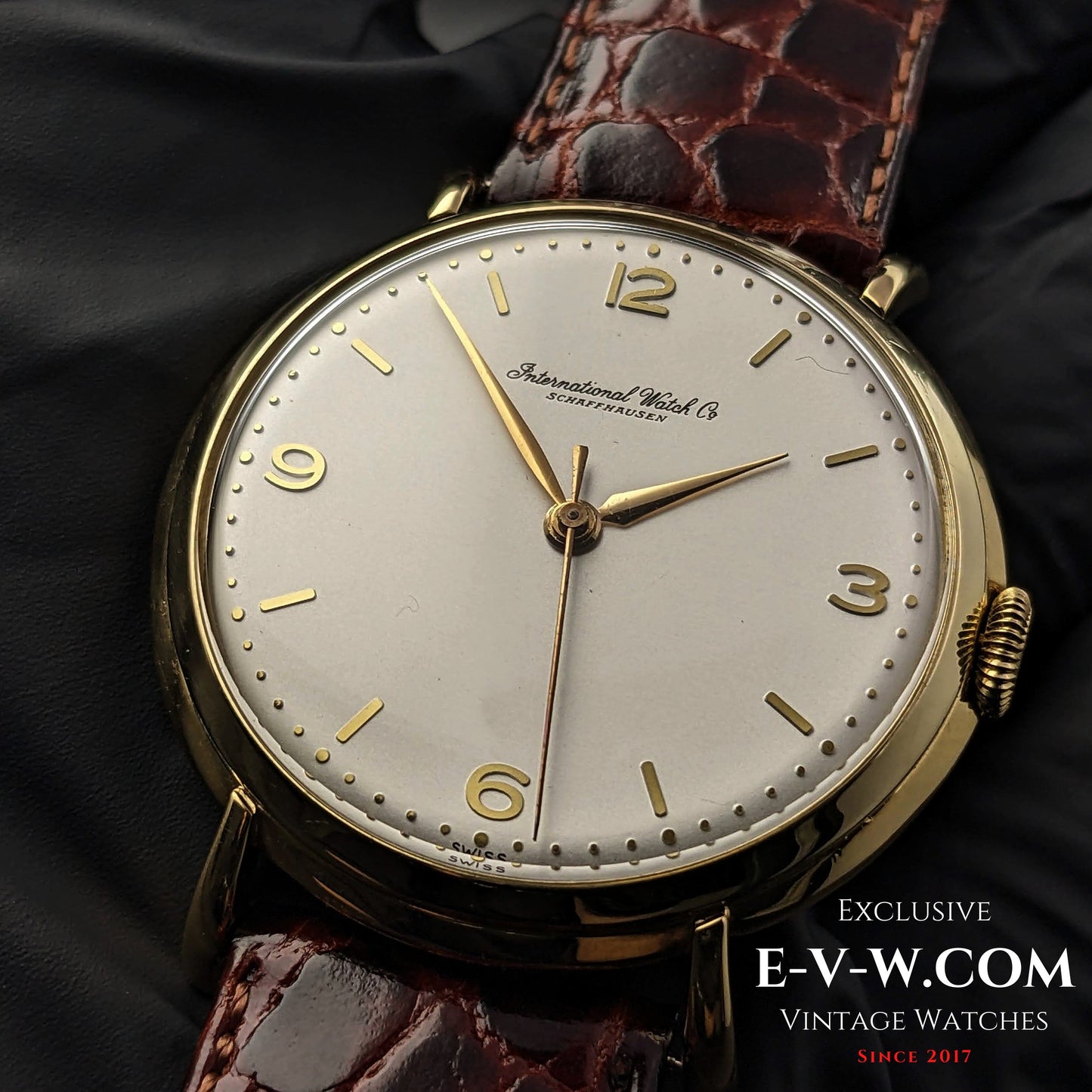 Montre IWC Schaffhausen vintage de 62 ans, en or 18 carats, avec anses en forme de crabe, calibre 89, millésime 1961.