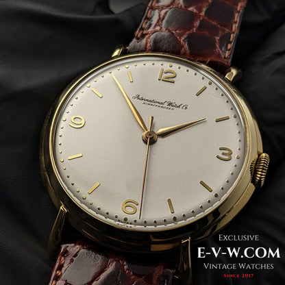 Montre IWC Schaffhausen vintage de 62 ans, en or 18 carats, avec anses en forme de crabe, calibre 89, millésime 1961.