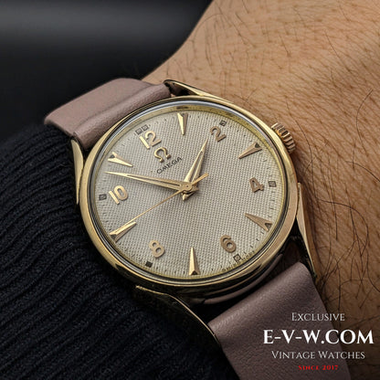 72 Years Old Vintage Omega Rare Guilloche-Honeucomb Dial Ref. 2667 4SC / Cal. 420 / Vintage 1952