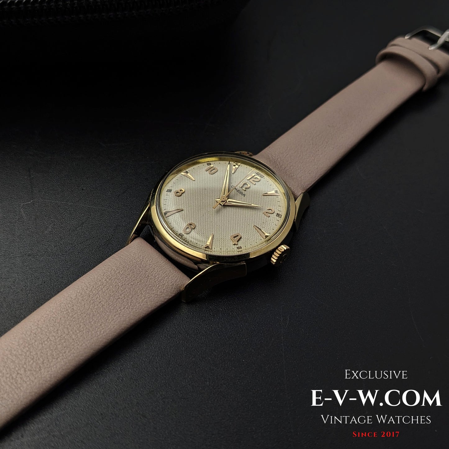 72 Years Old Vintage Omega Rare Guilloche-Honeucomb Dial Ref. 2667 4SC / Cal. 420 / Vintage 1952