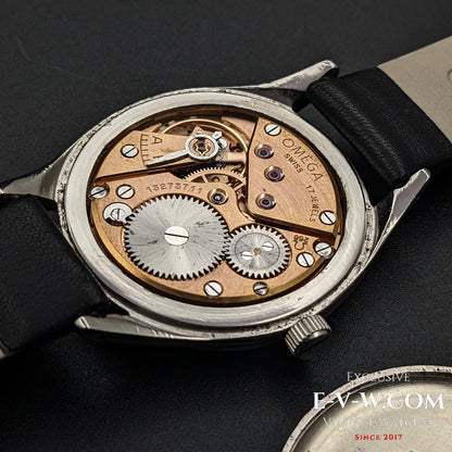 Detailed view of Omega Cal. 266 manual-wind movement inside the Vintage 1952 Jumbo Ref. 2505 wristwatch with salmon sector dial.