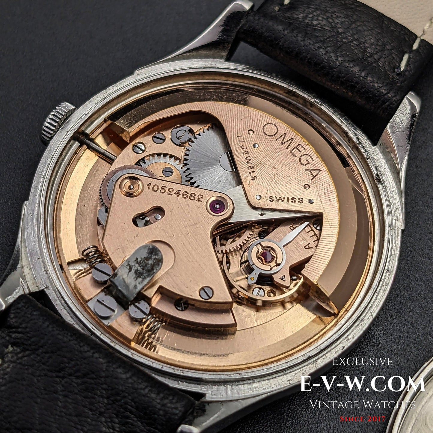 Montre Omega automatique à percussion de la Seconde Guerre mondiale, modèle 1944, datant de 1944 (79 ans) / Réf. 2374-3 / Calibre rare 30.10 RA PC, mécanisme conçu par Cherles Perregaux