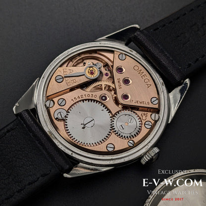 Close-up of Omega CK 2900 Vintage 1956 watch movement, featuring the rare Cal. 267 with 17 jewels. A masterpiece of Swiss craftsmanship.