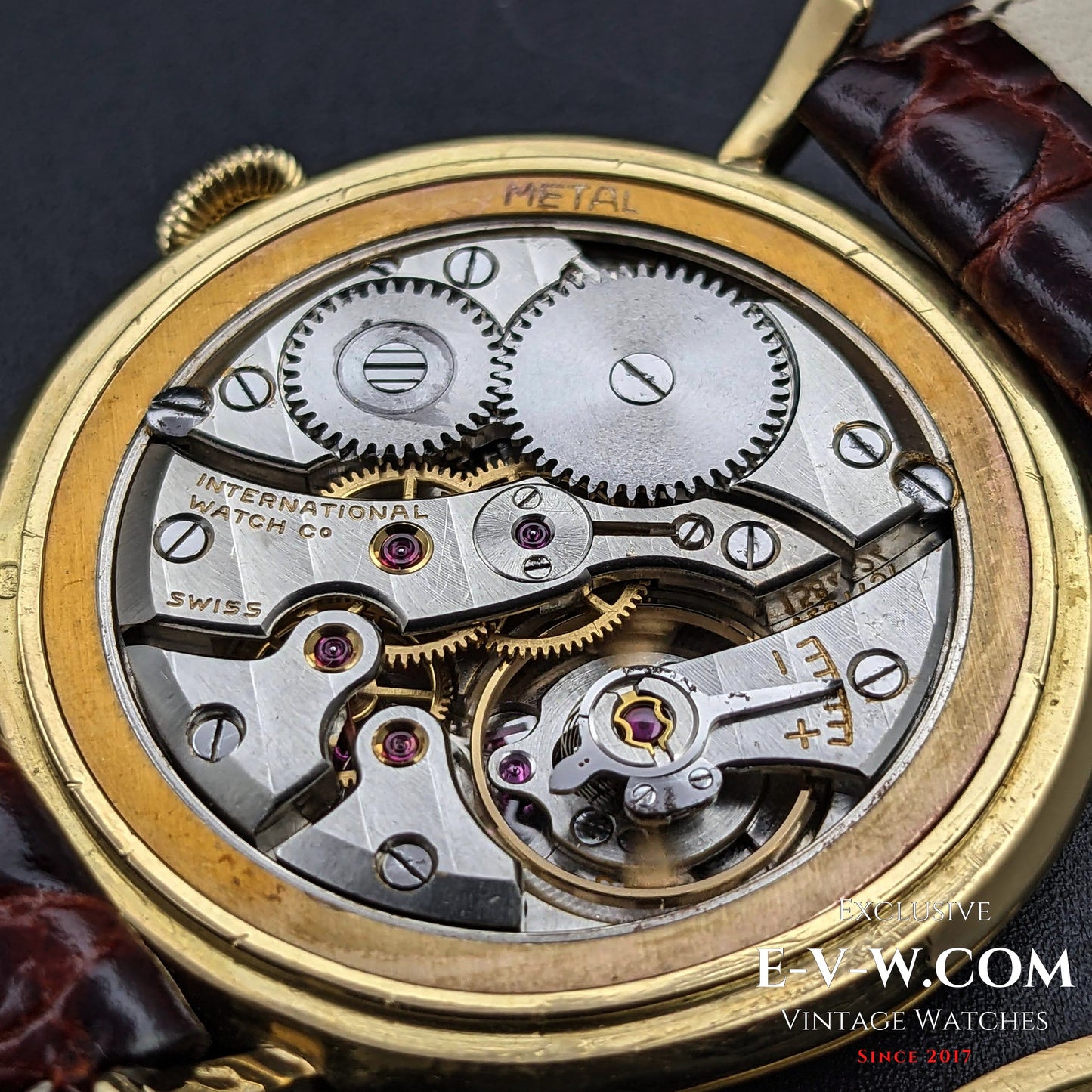 Montre IWC Schaffhausen vintage de 62 ans, en or 18 carats, avec anses en forme de crabe, calibre 89, millésime 1961.