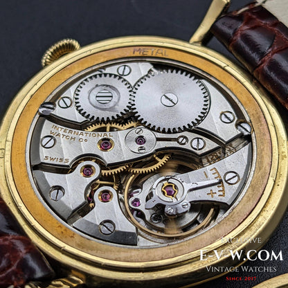 Montre IWC Schaffhausen vintage de 62 ans, en or 18 carats, avec anses en forme de crabe, calibre 89, millésime 1961.