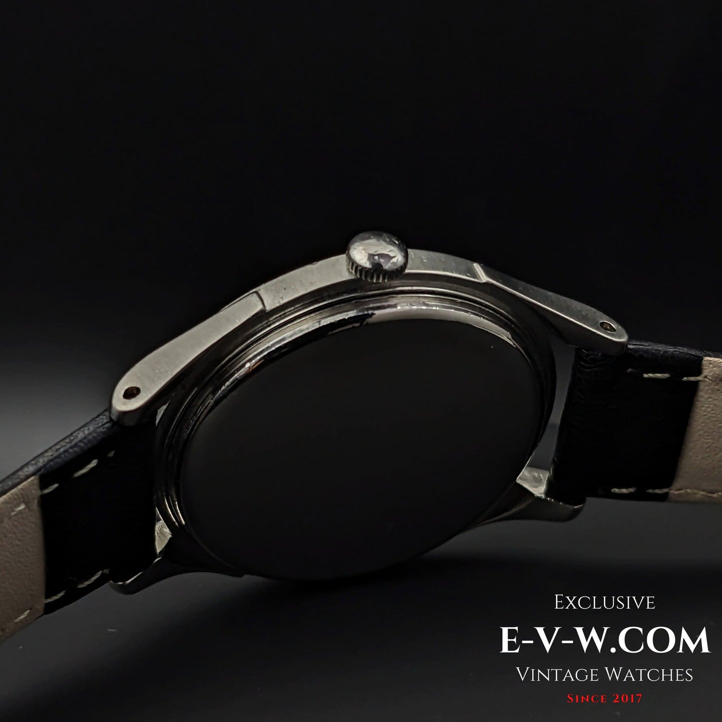 Montre Omega automatique à percussion de la Seconde Guerre mondiale, modèle 1944, datant de 1944 (79 ans) / Réf. 2374-3 / Calibre rare 30.10 RA PC, mécanisme conçu par Cherles Perregaux