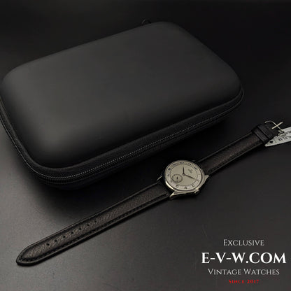 Montre Omega automatique à percussion de la Seconde Guerre mondiale, modèle 1944, datant de 1944 (79 ans) / Réf. 2374-3 / Calibre rare 30.10 RA PC, mécanisme conçu par Cherles Perregaux