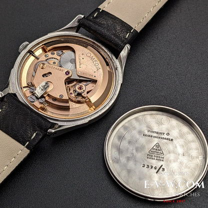 Montre Omega automatique à percussion de la Seconde Guerre mondiale, modèle 1944, datant de 1944 (79 ans) / Réf. 2374-3 / Calibre rare 30.10 RA PC, mécanisme conçu par Cherles Perregaux