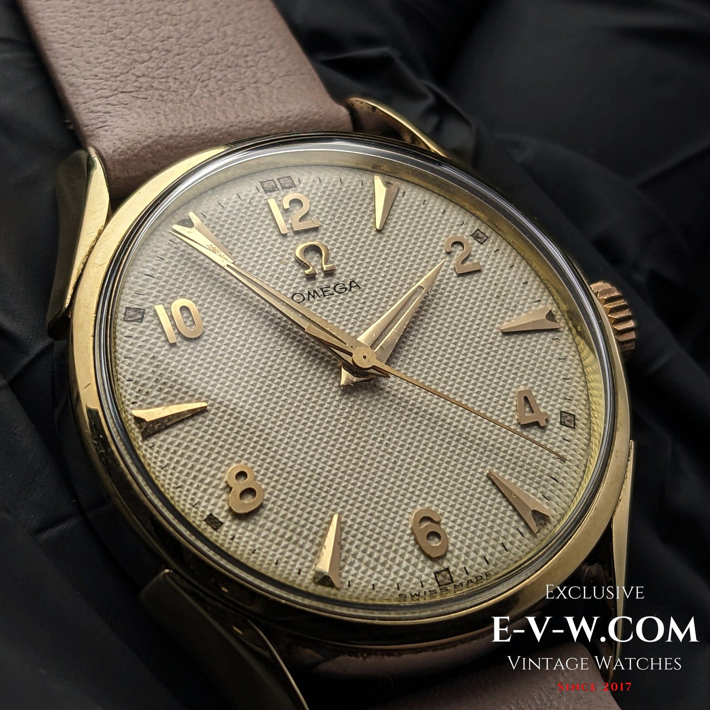 72 Years Old Vintage Omega Rare Guilloche-Honeucomb Dial Ref. 2667 4SC / Cal. 420 / Vintage 1952