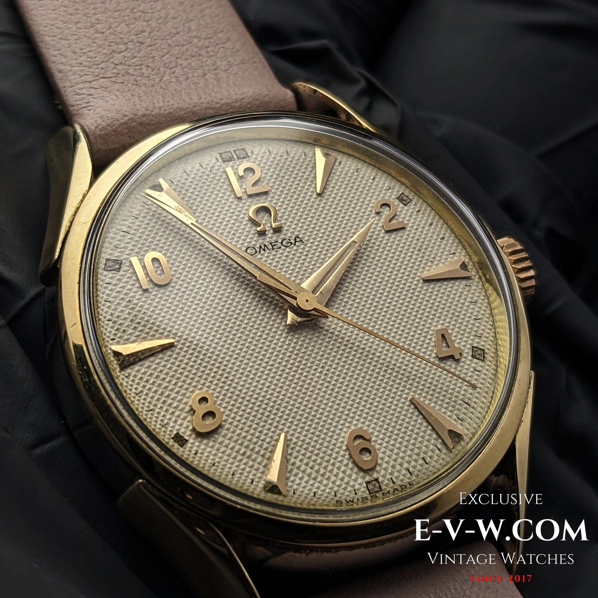 72 Years Old Vintage Omega Rare Guilloche-Honeucomb Dial Ref. 2667 4SC / Cal. 420 / Vintage 1952
