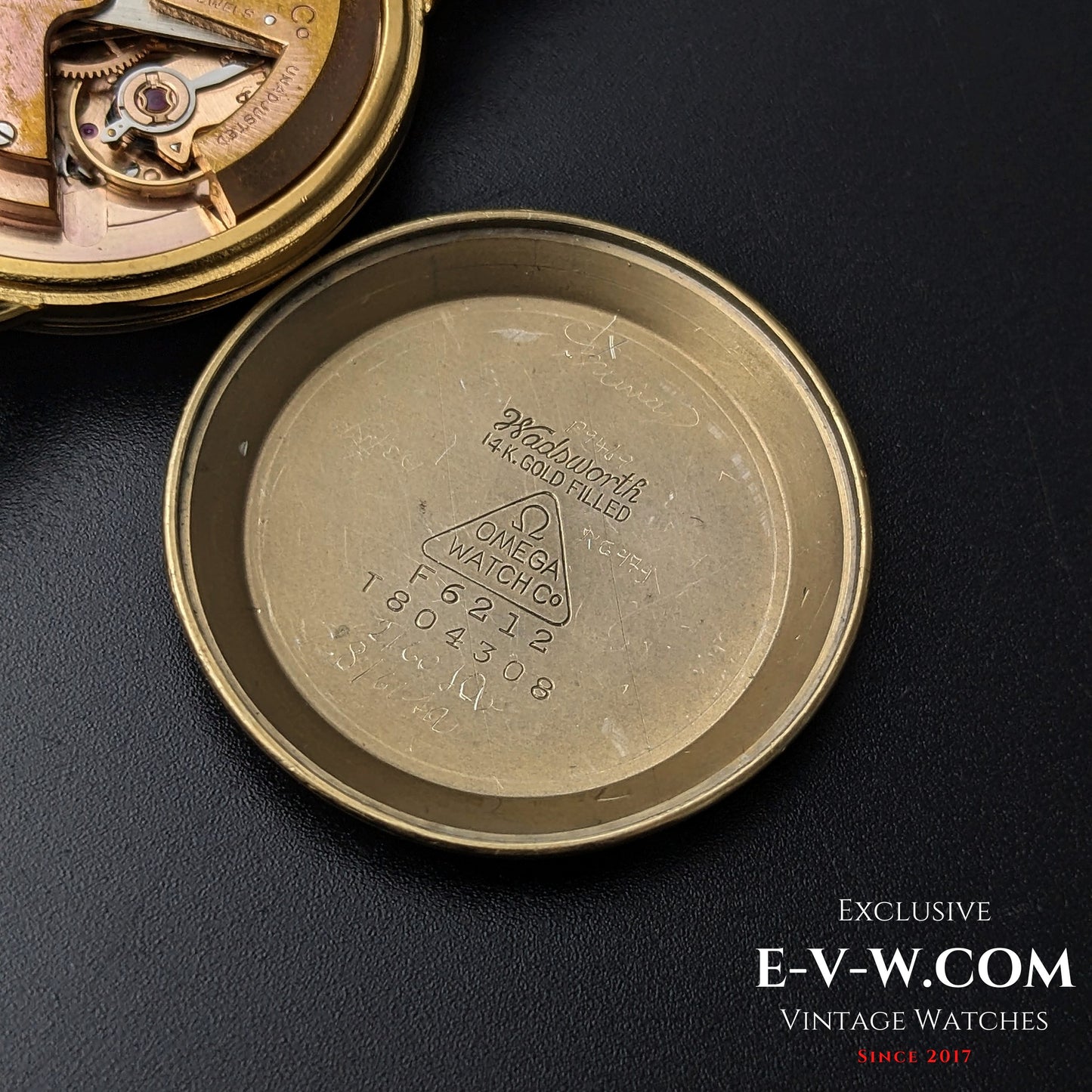 Montre Omega automatique à poussoirs, modèle vintage de 1947, réf. F.6212, calibre 28.10RA, dessinée par Cherles Perregaux.