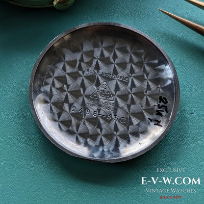 Omega vintage rare de 73 ans, cadran 24 heures / Réf. 2496-3SC / Cal. 283 (30T2) / Année 1952 / Révisée