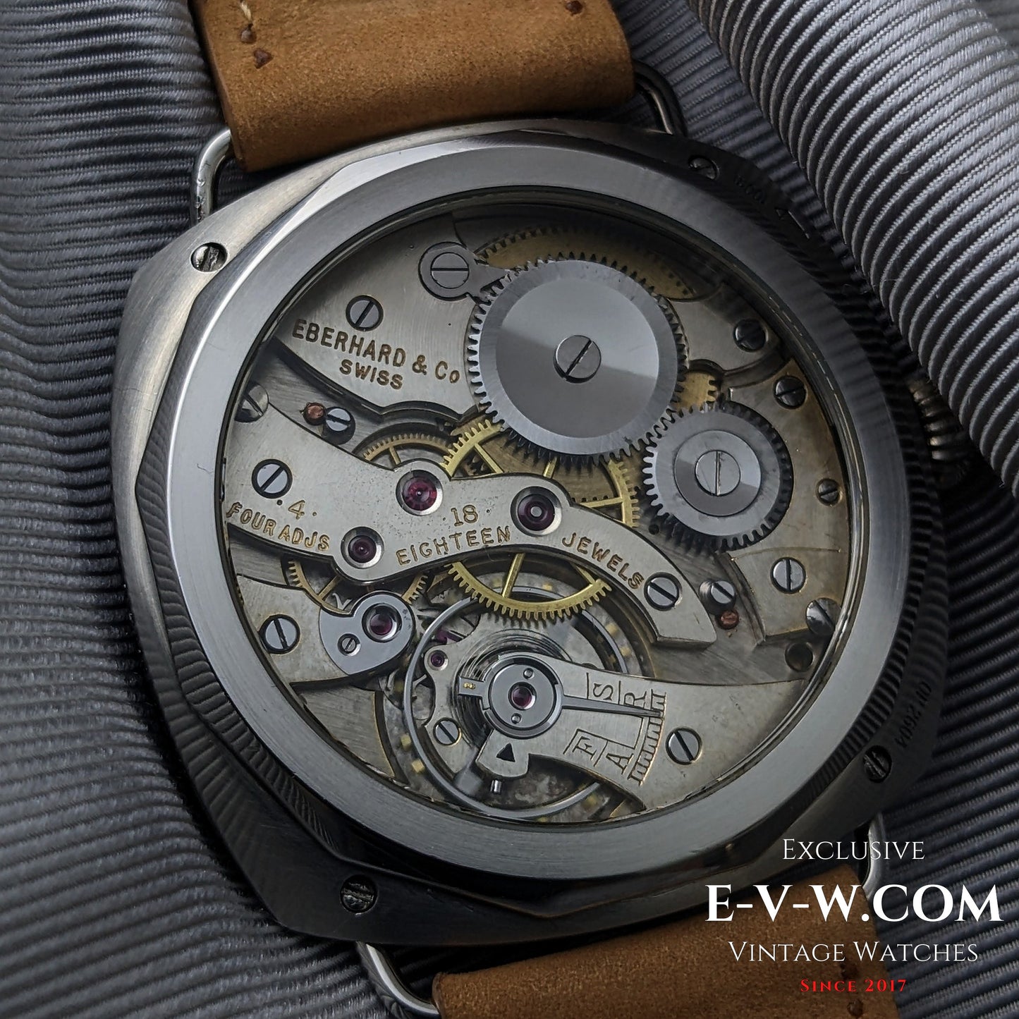 Transformation ancienne Eberhard &amp; Co des années 1920, avec mouvement de montre de poche à 18 rubis et fond transparent.