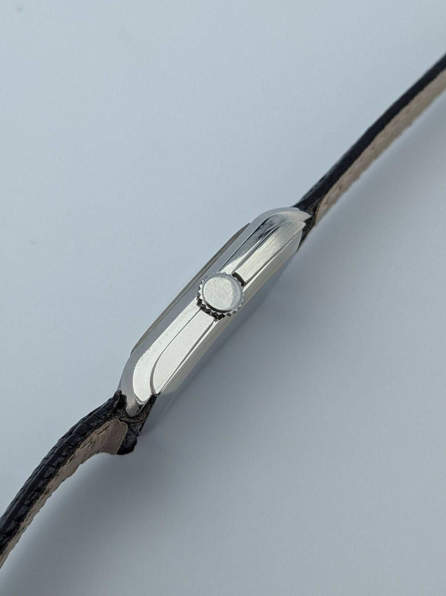 Faites une offre pour acheter cette pièce avant sa sortie officielle / Omega Tank Vintage 1939 