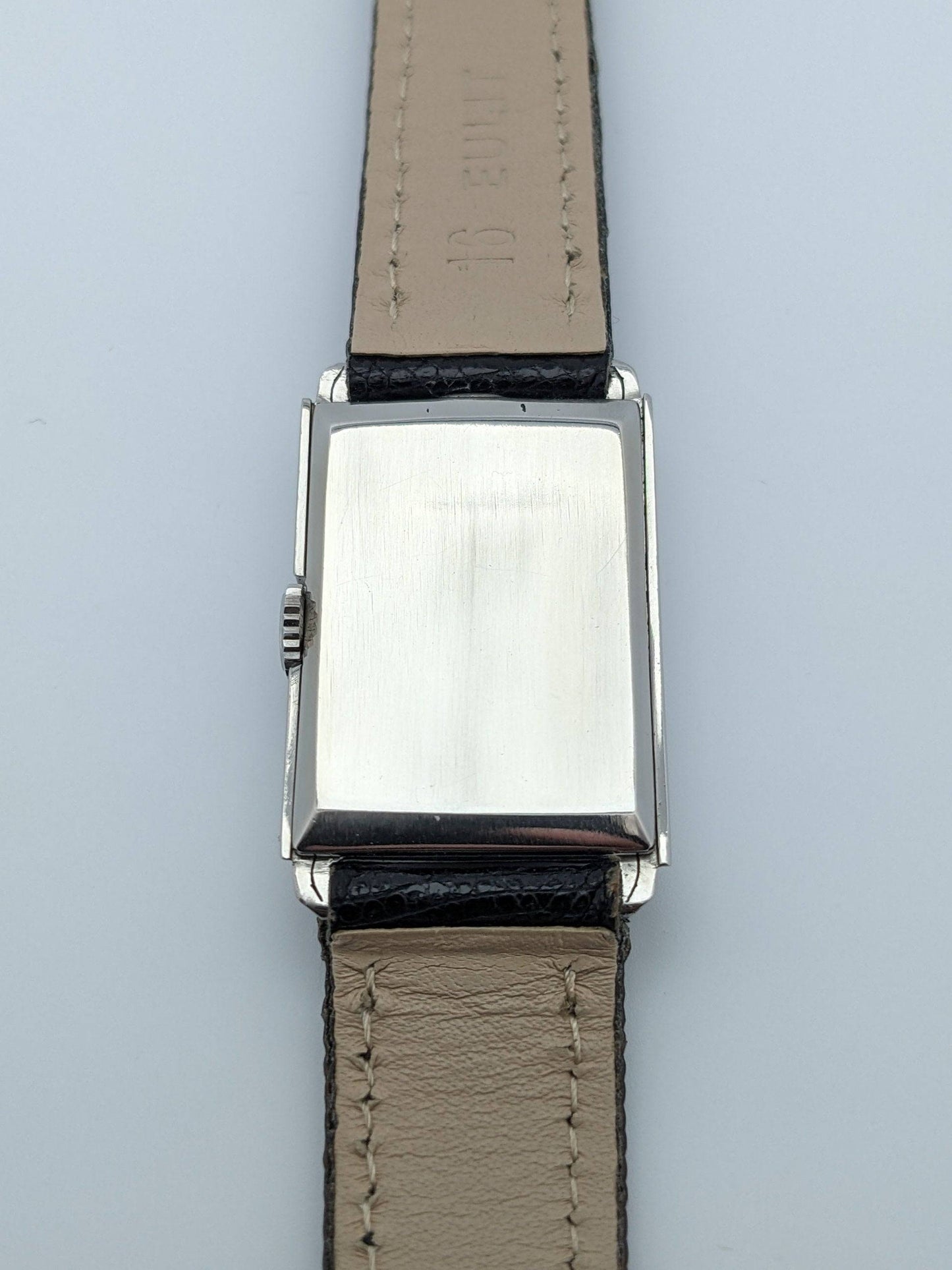 Faites une offre pour acheter cette pièce avant sa sortie officielle / Omega Tank Vintage 1939 