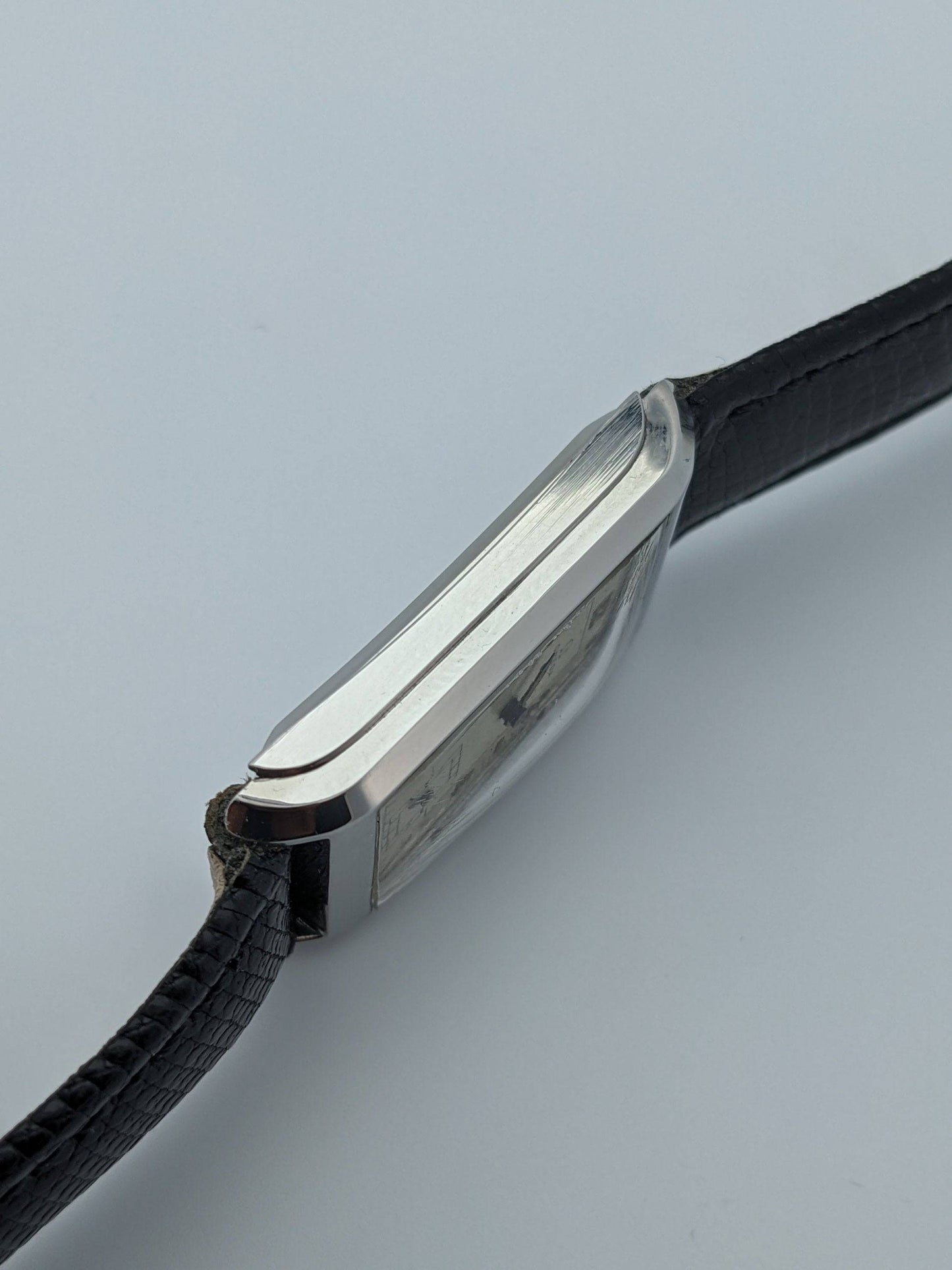 Faites une offre pour acheter cette pièce avant sa sortie officielle / Omega Tank Vintage 1939 