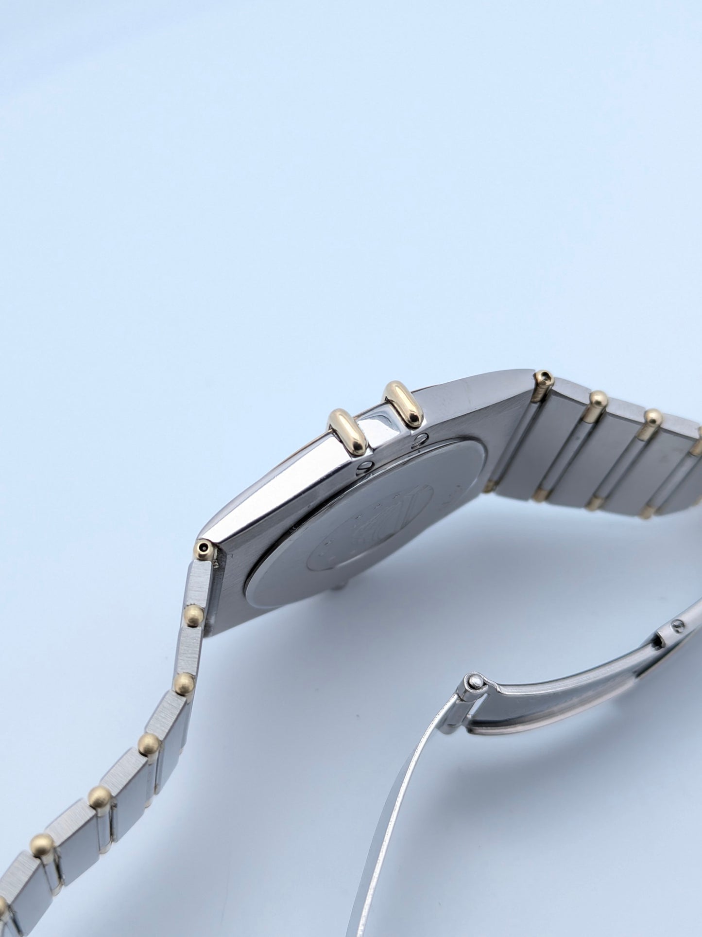 Faites une offre pour acheter cette pièce avant sa sortie officielle / Omega Constellation Chronometer de 1982 