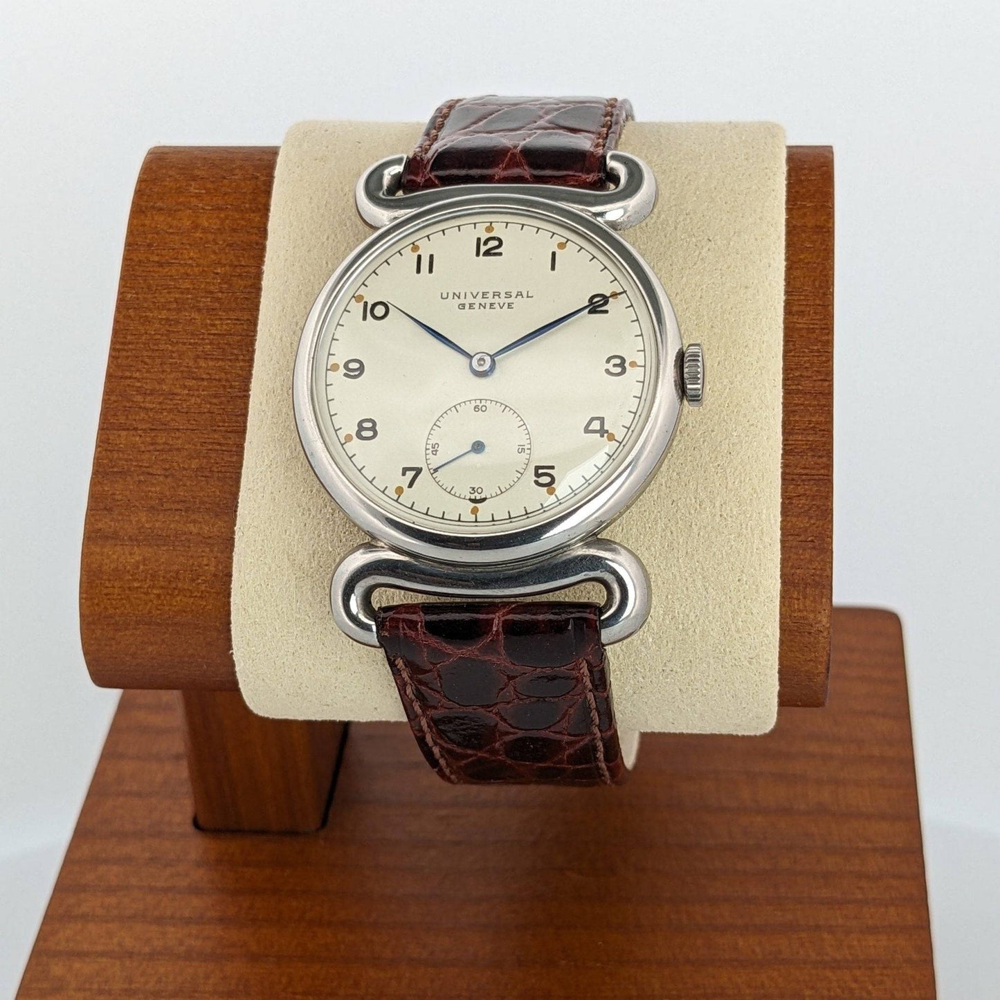 80 Yeras Old Universal Genève WWII War era 1945 Vintage Watch with Cal 262 / Crab lugs /Serviced /
