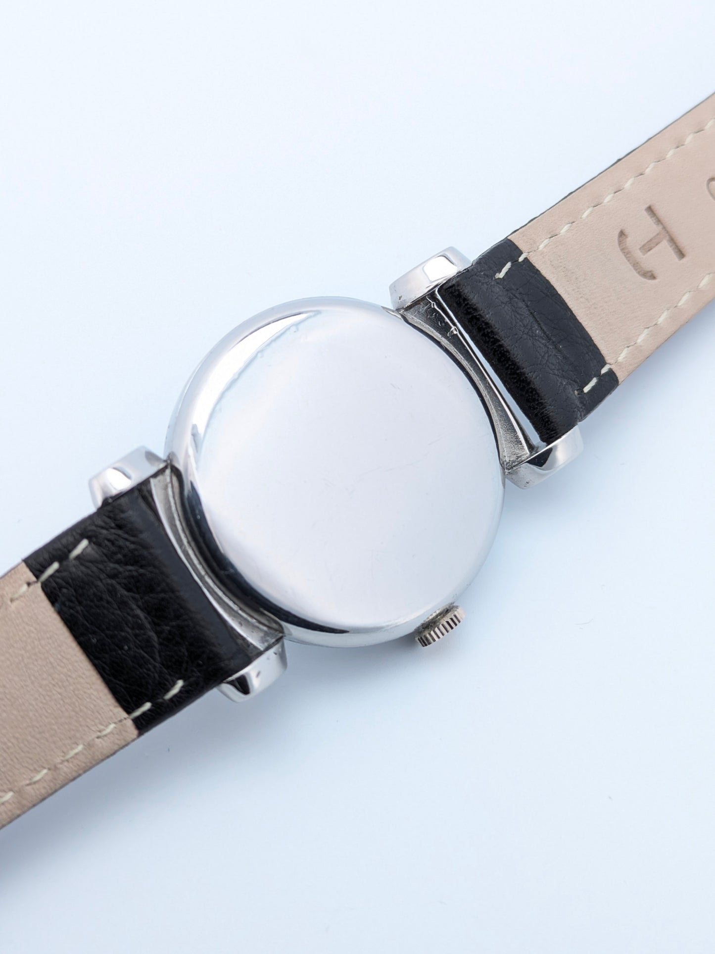 Faites une offre pour acheter cette pièce avant sa sortie officielle / Omega Scarabée - Antique 1935 