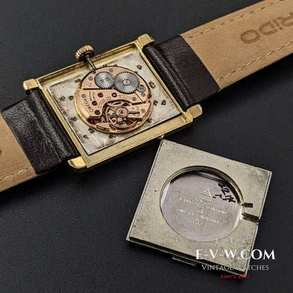 Omega Bordeaux Square Gold Plaque des années 1960 / Entièrement révisée 