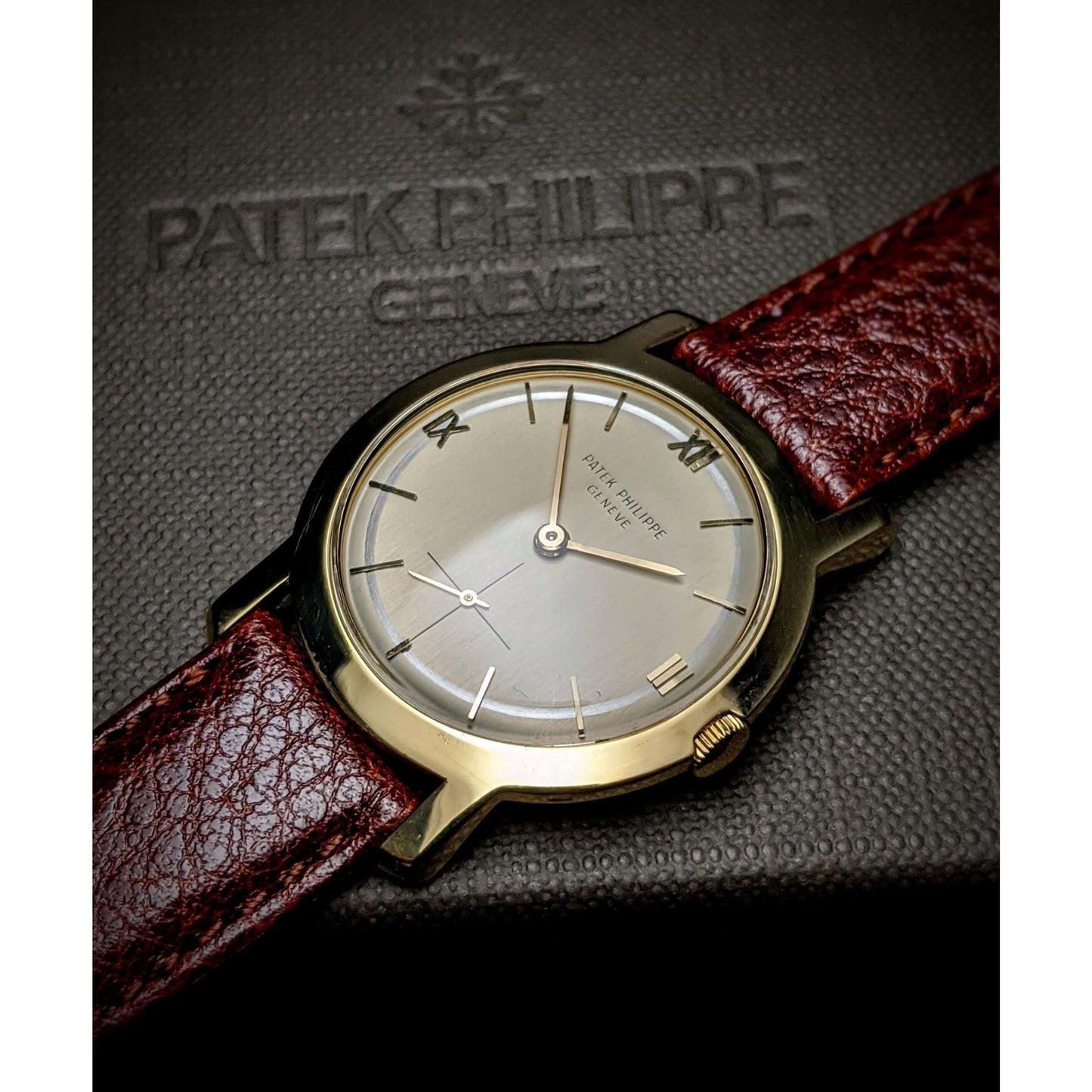 Patek Philippe Calatrava 18k Gold / very rare dial with silver ring/Patek Philippe Certificate and Box - E-V-W.com